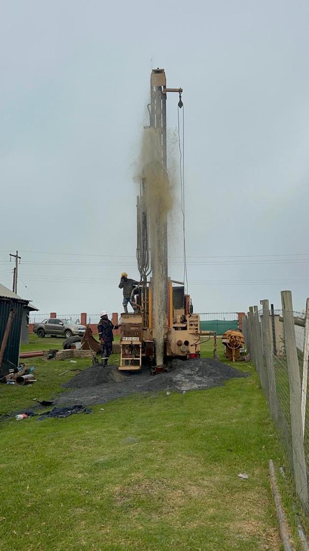 Active borehole drilling with spray